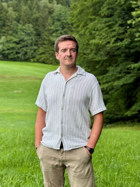 Nico Zellner, Gründer von Stogsauer Hoiz, an der Säge in seiner Holzwerkstatt