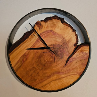 Wanduhr aus Zwetschge im Metallring gefasst